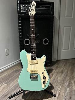 1700,00  Manche en érable,touche en Wenge, corps en merisier, micros P90 Gibson, cordes 10/46, diapason 25,5 